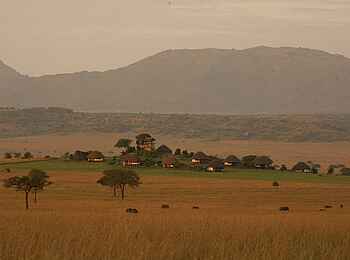Apoka Safari Lodge: Blick auf die Lodge inmitten der Savanne