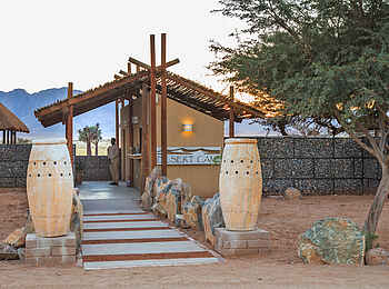 Desert Camp: Eingang zum Camp Desert Camp: Eingang zum Camp