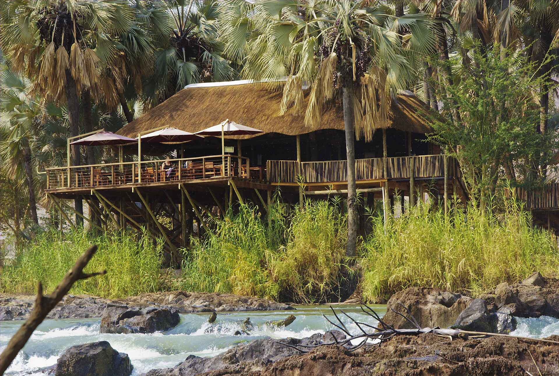 Epupa Falls, Epupa Falls Lodge, Kaokoland, Kunene River, Flusslauf, Hauptbereich, Terrasse, Afrikarma, Afrikarma Safaris, Afrikarma Safaris – Wildnis. Hautnah., afrikarma.de