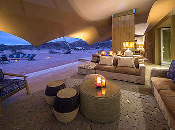 Hoanib Skeleton Coast Camp: Aussenlounge