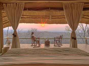 Ikuka Safari Camp: Blick von dem Doppelbett auf die Terrasse