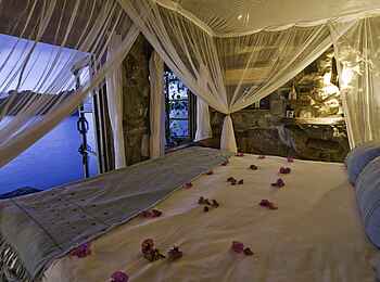 Kaya Mawa: Dekoriertes Bett