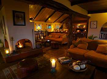 Lewa Safari Camp: Main Lounge mit Kamin