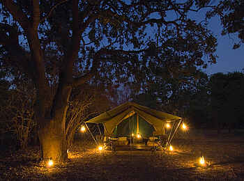 Luangwa Bush Camping: Zelt bei Nacht