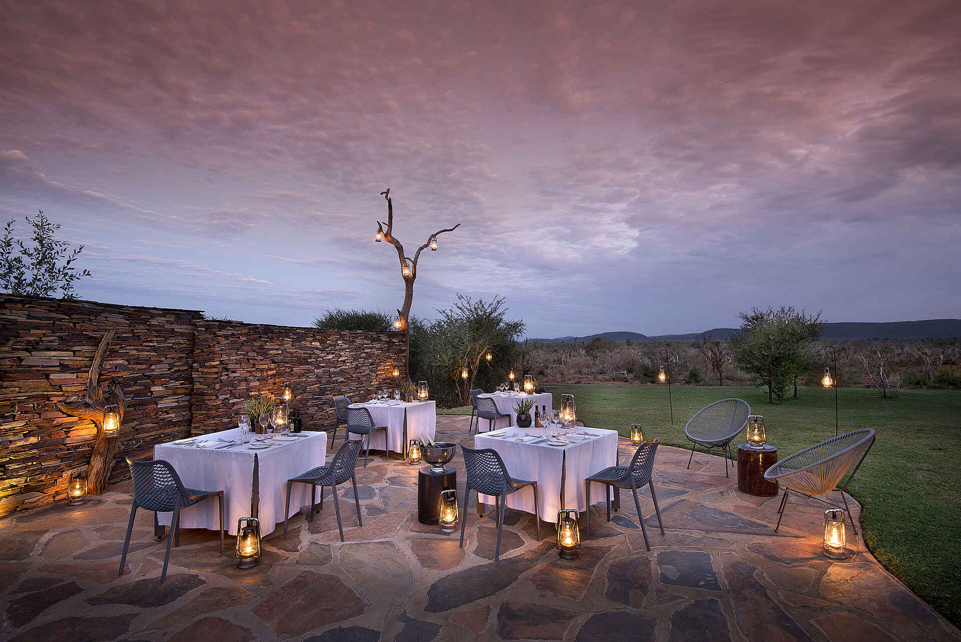 Madikwe Safari Lodge Lelapa: Restaurant am Swimmingpool big 5, madikwe game reserve, madikwe safari lodge lelapa, onelife more, südafrika, restaurant, afrikarma, afrikarma safaris, afrikarma safaris - wildnis. hautnah., afrikarma.de