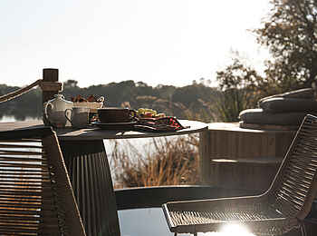 Victoria Falls River Lodge - Malachite Luxury Tented Suites: Frühstück auf der Terrasse Victoria Falls River Lodge - Malachite Luxury Tented Suites: Frühstück auf der Terrasse