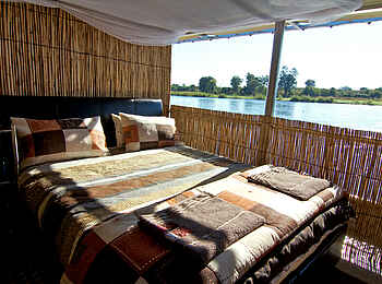 Ndhovu Safari Lodge: Bett auf dem Hausboot Ndhovu Safari Lodge: Bett auf dem Hausboot