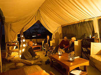 Olakira Migration Camp: Gäste in der Lounge