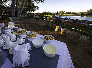 Pelo Camp: Frühstück auf dem Deck Pelo Camp: Frühstück auf dem Deck