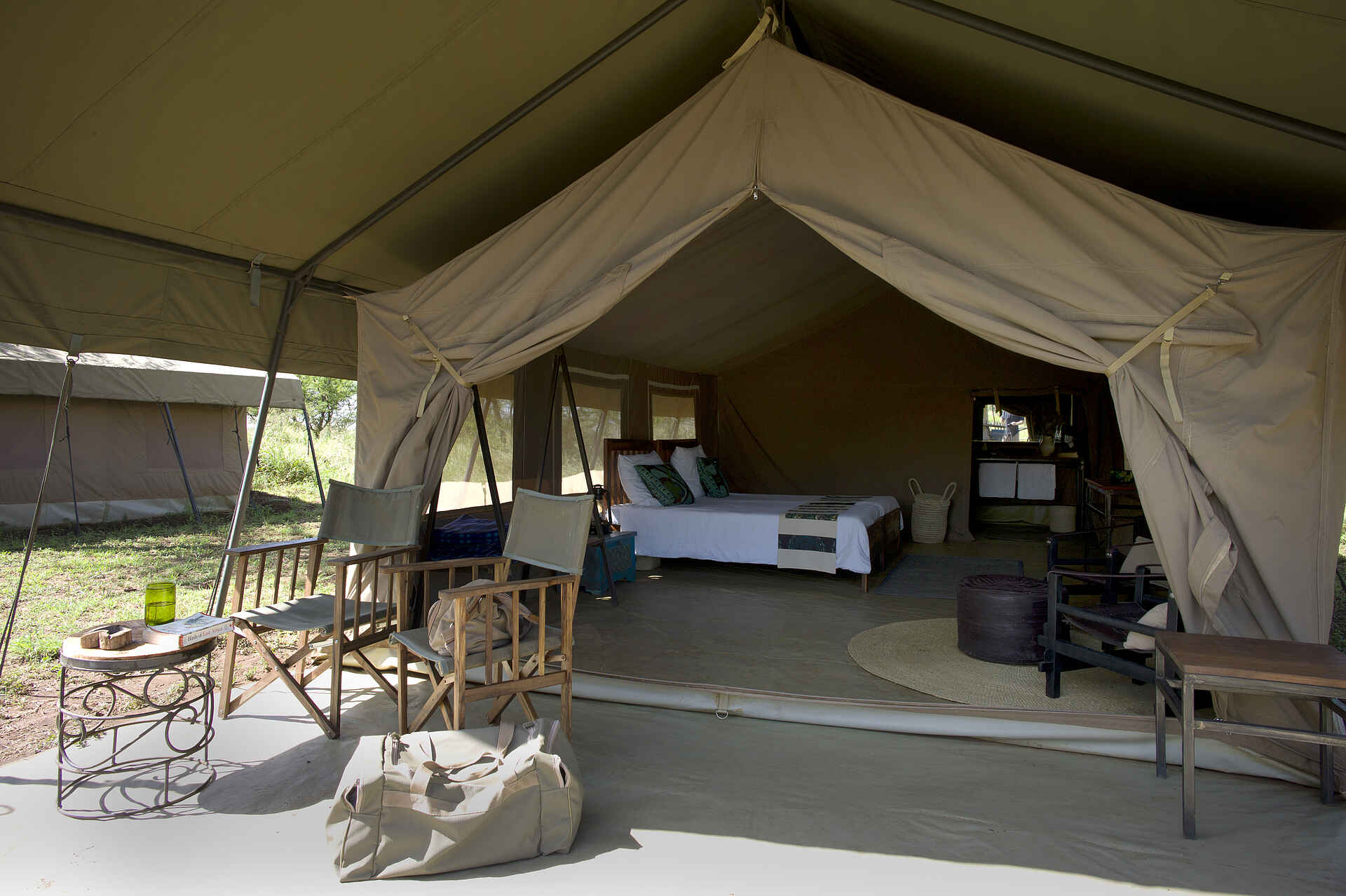 Ronjo Camp: Vor einem Gästezelt Ronjo Camp, Serengeti, Tanganyika Expeditions, Gästezelt, Regiesessel, Afrikarma, Afrikarma Safaris, Afrikarma Safaris - Wildnis. Hautnah., Afrikarma.de