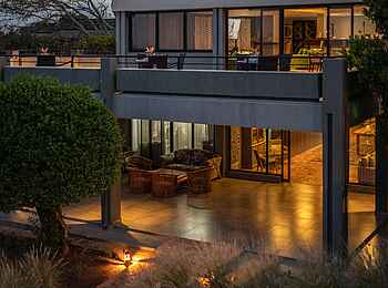Salt of Akagera Lodge: Blick in die Lobby und Lounge von außen