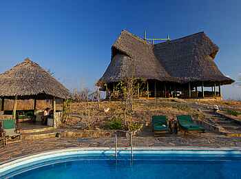 Stanley's Kopje Camp: Hauptgebäude hinter dem Pool Stanley's Kopje Camp: Hauptgebäude hinter dem Pool