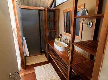 Tum Tum Treehouse Lodge: Goshwak Suite Bad
