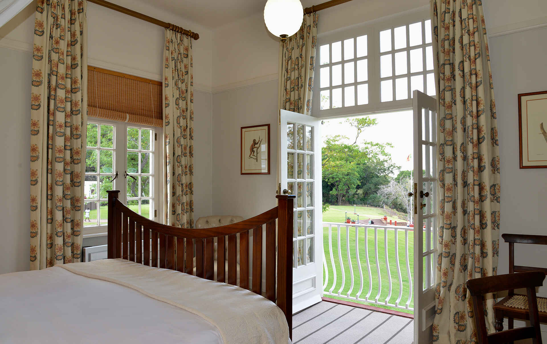 PK-2, africa, african sun, african sun hotels, afrika, afrikarma, angeln, auszeichnung, award, bilder, buchen, buchung, bungee jumping, elefant, extremsport, familie, fischen, fly and transfer, hotel, information, informieren, kanu, kinder, leading hotels of the world, pirschfahrten, planen, planung, rafting, reise, reisen, safari, sambesi, sambesi-nationalpark, selbstfahrer, simbabwe, spa, stables wing, tennis, urlaub, victoria falls, victoria falls bridge, victoria falls hotel, victoria falls national park, victoria falls nationalpark, victoria falls stadt, victoria falls town, victoriafälle, viktoriafälle, wasserfall, wasserfälle, www.afrikarma.de, zambezi, zambezi national park, zimbabwe, bett, einrichtung, gästeunterkunft, guest facilities, guest room, interieur, präsidentensuite, schlafen, suite, unterkunft, zimmer