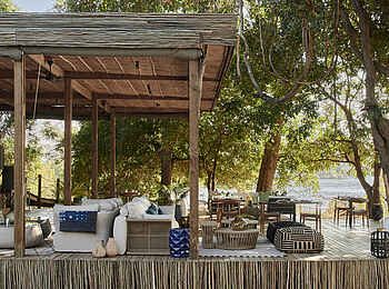 Victoria Falls River Lodge - Island Treehouse Suites: Die Lounge im Zentralbereich Victoria Falls River Lodge - Island Treehouse Suites: Die Lounge im Zentralbereich