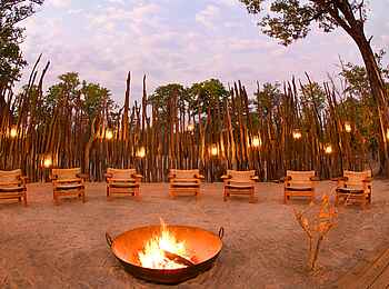 Zungulila Bushcamp: Feuer in der Boma Zungulila Bushcamp: Feuer in der Boma