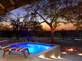 Jacis Sabi House: Kleiner Pool bei Nacht