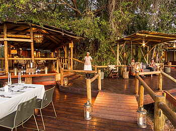 Kanana Camp: Essbereich mit Schaukel im Hintergrund