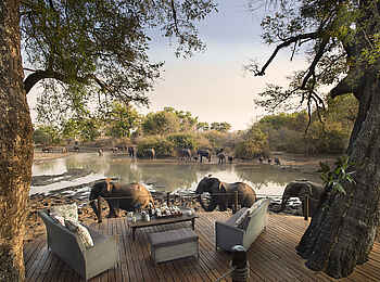 Kanga Expeditions: Elefanten vor dem Aussichtsdeck