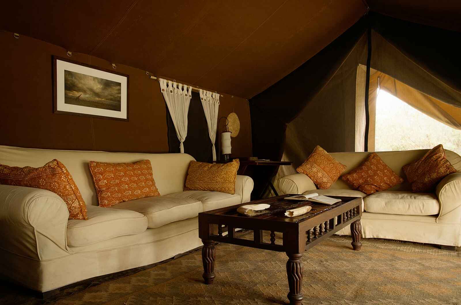 Serian Nkorombo: Loungebereich mit großzügigen Sitzmöglichkeiten Serian Nkorombo: Loungebereich mit großzügigen Sitzmöglichkeiten