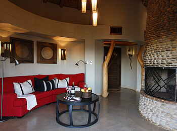 Thanda Safari Lodge: Loungebereich mit Kamin Thanda Safari Lodge: Loungebereich mit Kamin