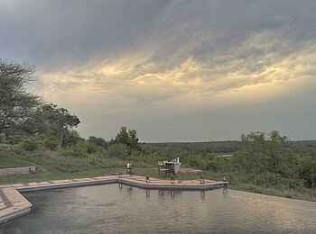 &Beyond Kirkman's Camp: Stimmungsvoller Himmel über dem Pool &Beyond Kirkman's Camp: Stimmungsvoller Himmel über dem Pool