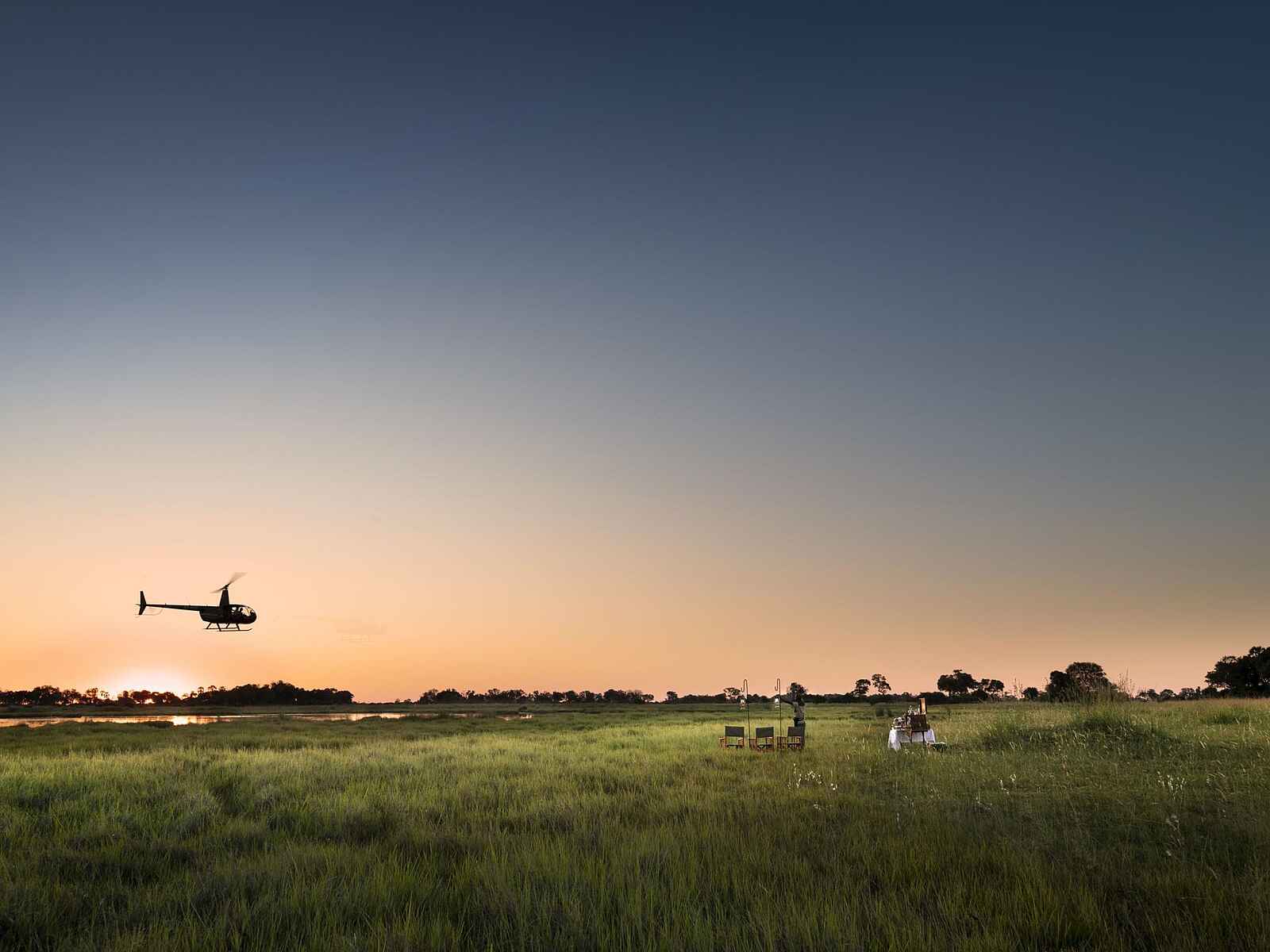 Atzaro Okavango: Helikopterflug zum Sundowner Atzaro Okavango: Helikopterflug zum Sundowner