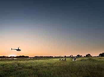Atzaro Okavango: Helikopterflug zum Sundowner