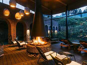 Bisate Lodge: Am Kamin