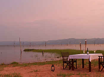 Changa Safari Camp: Privates Dinner am See Changa Safari Camp: Privates Dinner am See