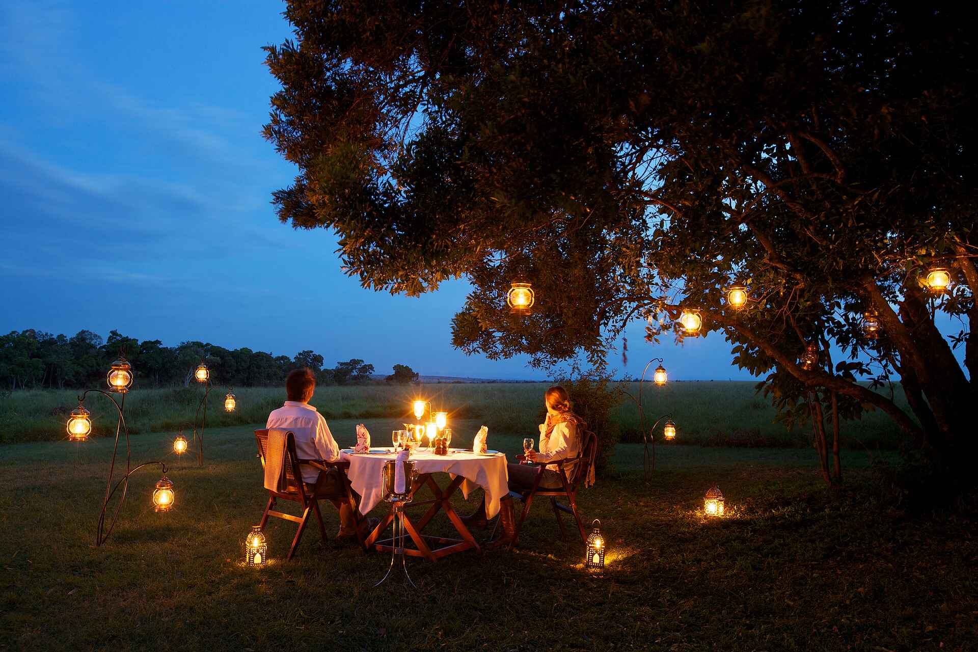 Elephant Pepper Camp: Romantisches Dinner afrikarma, afrikarma.de, Big Five, Cheli & Peacock, Cheli and Peacock, Elefant, Elephant Pepper, Elephant Pepper Camp, Fauna, Kenia, Kenya, Löwe, Löwenrudel, Maasai Mara, Mara, Masai Mara, Massai Mara, Migration, North Mara, North Mara Conservation, North Mara Schutzgebiet, Reise, Rift Valley, Rift Valley District, Safari, Tierwanderung, www.afrikarma.de, Candle-Light-Dinner, Dinner, Essen, Lichter, Privatdinner, Romantik, Stimmung