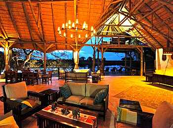 Lianshulu Lodge: Abendliche Lounge Lianshulu Lodge: Abendliche Lounge