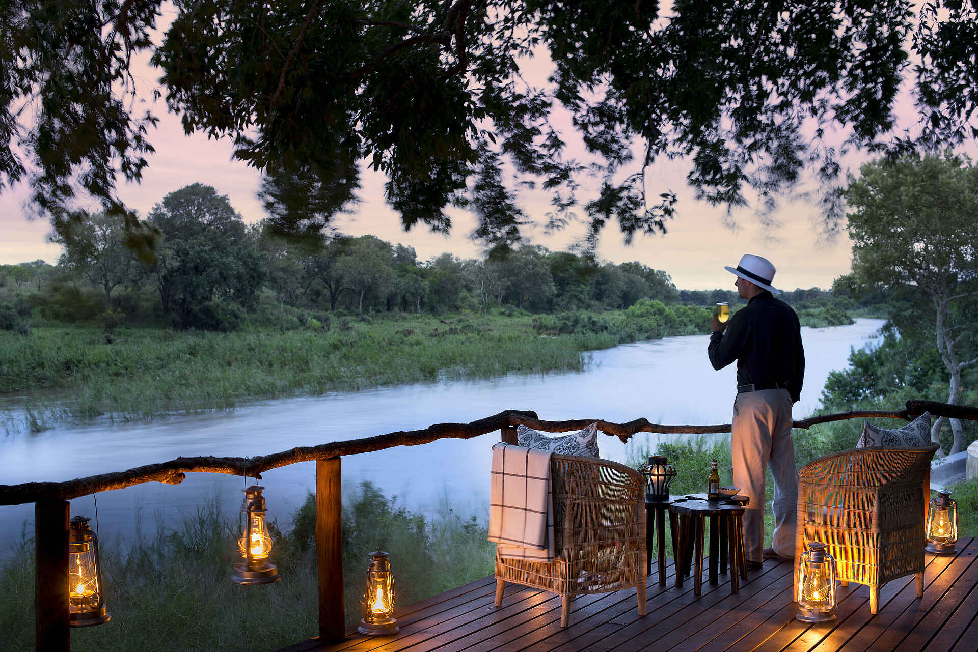 Fluss, Fluss Sabie, Krüger-Nationalpark, Lion Sands, Lion Sands Tinga Lodge, Lodge, More, Sabi Sands, Tinga Lodge, Abend, Außenanlage, Deck, Licht, Lichter, Sonnenuntergang, Stimmung, Afrikarma, Afrikarma Safaris, Afrikarma Safaris - Wildnis. Hautnah., Afrikarma.de