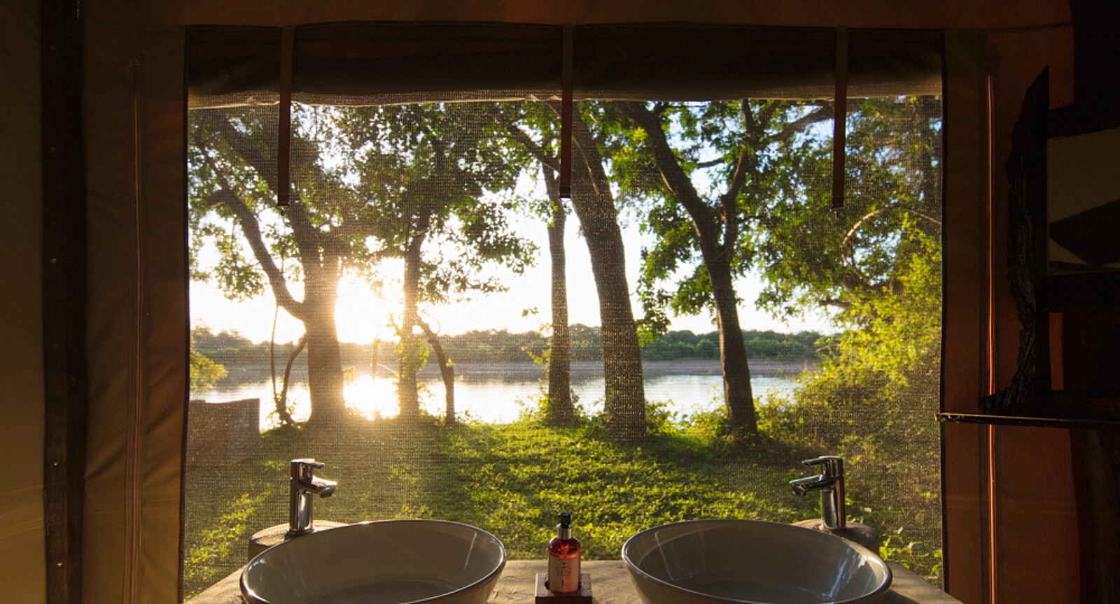 Luambe Camp: Blick aus dem Bad im Gästezelt auf den Luangwa River Luambe Camp: Blick aus dem Bad im Gästezelt auf den Luangwa River