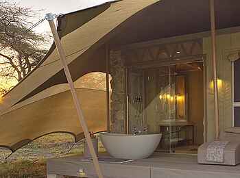 Namiri Plains Camp: Außenansicht Badezimmer Namiri Plains Camp: Außenansicht Badezimmer