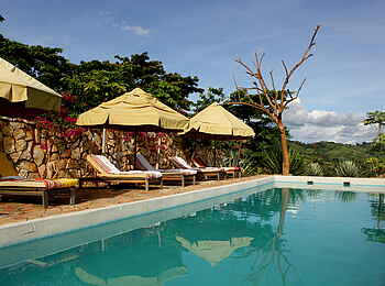 Papaya Lake Lodge: Liegestühle am Pool