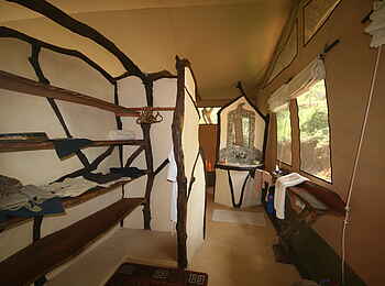 Sarara Camp: Ankleidebereich im Badezimmer Sarara Camp: Ankleidebereich im Badezimmer