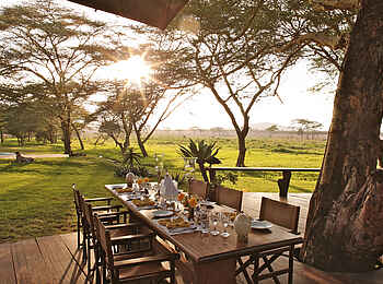 Sirikoi: Essbereich mit Blick auf den Pool