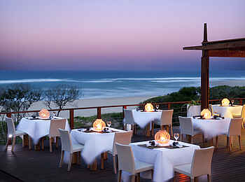 White Pearl Resorts: Ambiente beim Abendessen