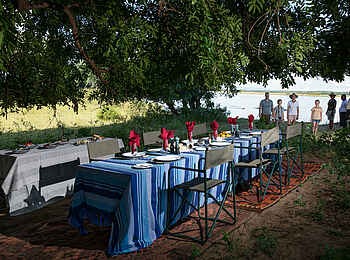 Zanji Suite at Tembo Plains Camp: Ein Buschdinner Zanji Suite at Tembo Plains Camp: Ein Buschdinner