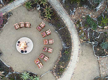 Jacis Sabi House: Luftansicht der Feuerstelle