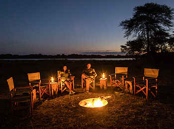 Kuthengo Camp: Abendstimmung am Feuer Kuthengo Camp: Abendstimmung am Feuer
