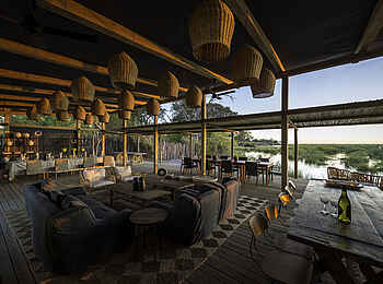 Linyanti Tented Camp: Blick durch das Hauptgebäude Linyanti Tented Camp: Blick durch das Hauptgebäude