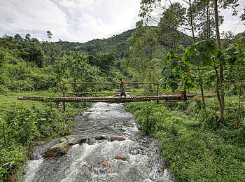 Mahogany Springs Safari Lodge: Brücke über den Munyaga