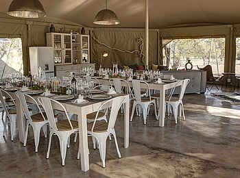 Malansrus Tented Camp: Der Essensbereich mit gedeckten Tischen