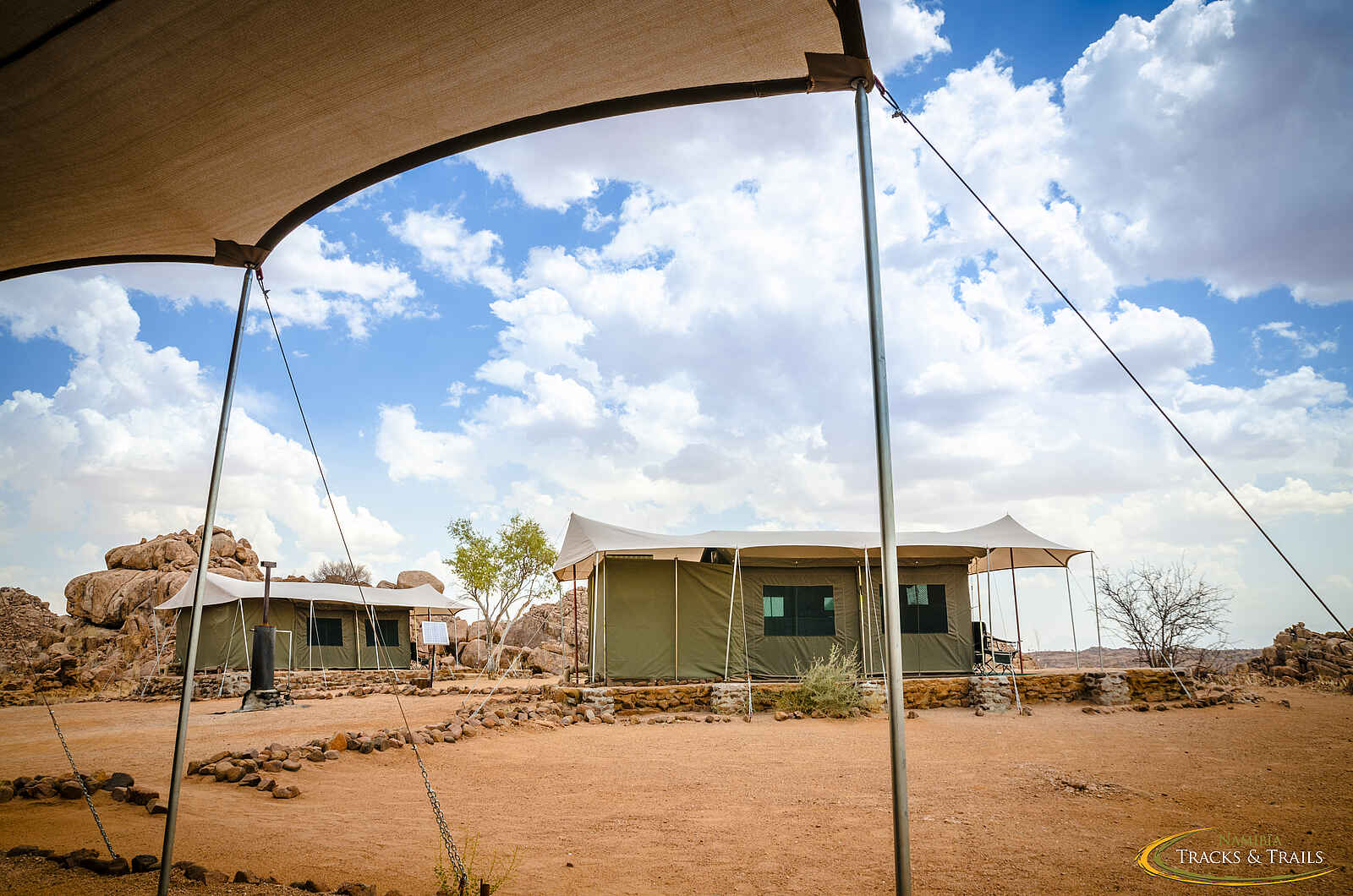 Ozondjou Trails: Blick auf die anderen Gästezelte Ozondjou Trails: Blick auf die anderen Gästezelte