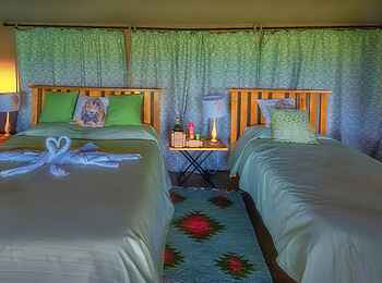 Porini Lion Camp: Doppel- und Twinbett im Familienzimmer Porini Lion Camp: Doppel- und Twinbett im Familienzimmer