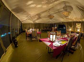Porini Lion Camp: Essensbereich am Abend Porini Lion Camp: Essensbereich am Abend