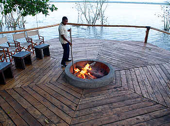 Ruzizi Tented Lodge: Die Boma - das Terrassendeck mit Lagerfeuerplatz und Sitzgelegenheiten