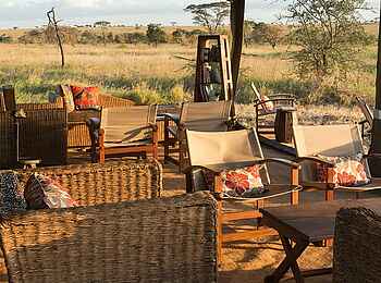 Chaka Camp: Die Lounge mit der kleinen Bibliothek